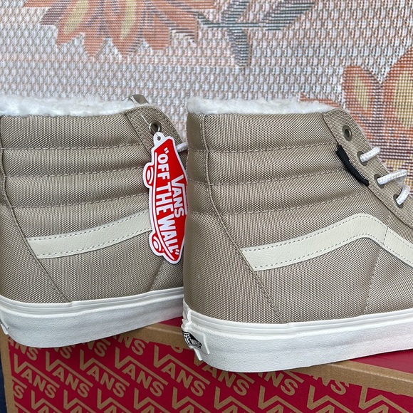 Vans Men’s Sk8-Hi
Cordura Sherpa Walnut
VN0A4BVTINU
Sneakers - Picture 15 of 16